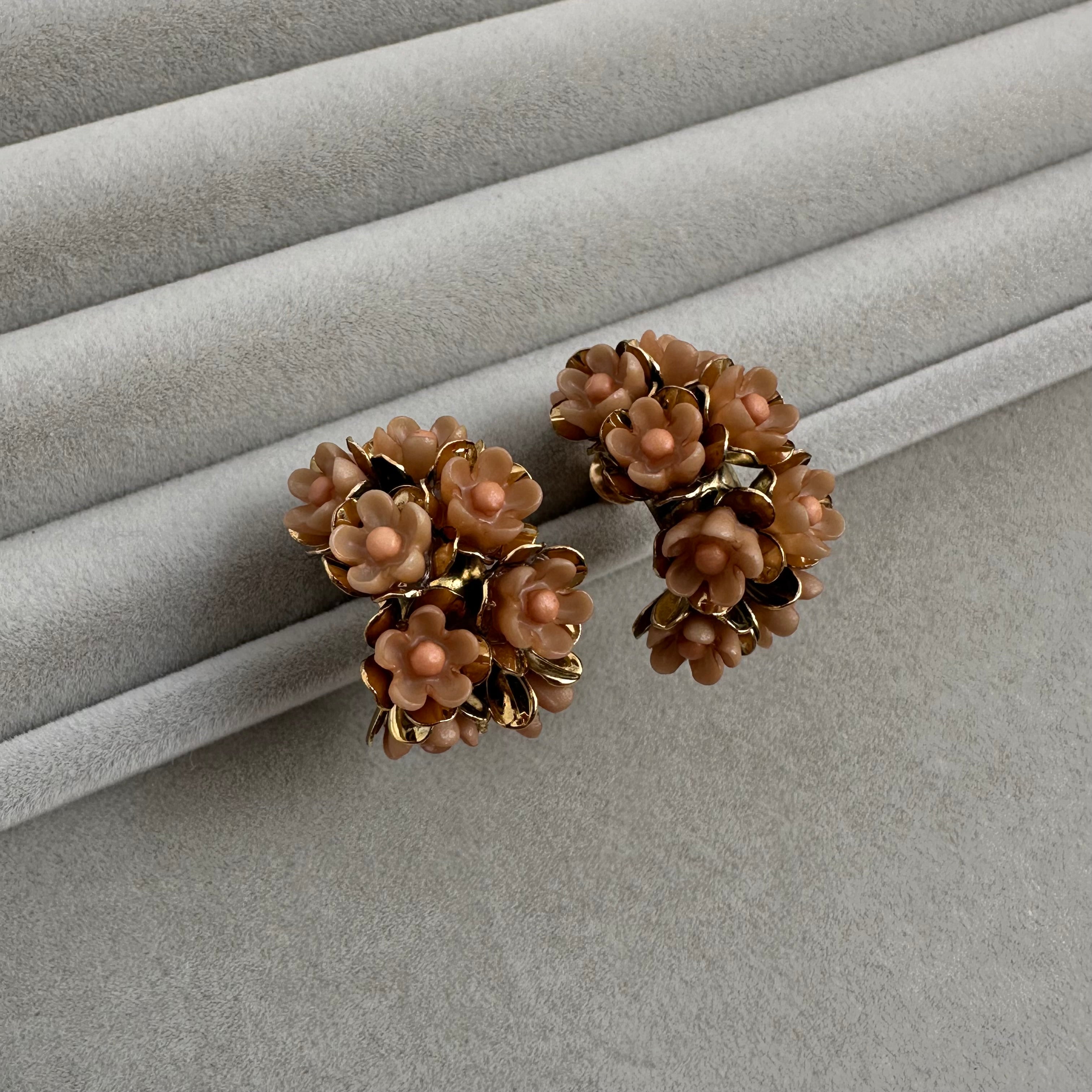 Vintage beige plastic flower hoop earrings