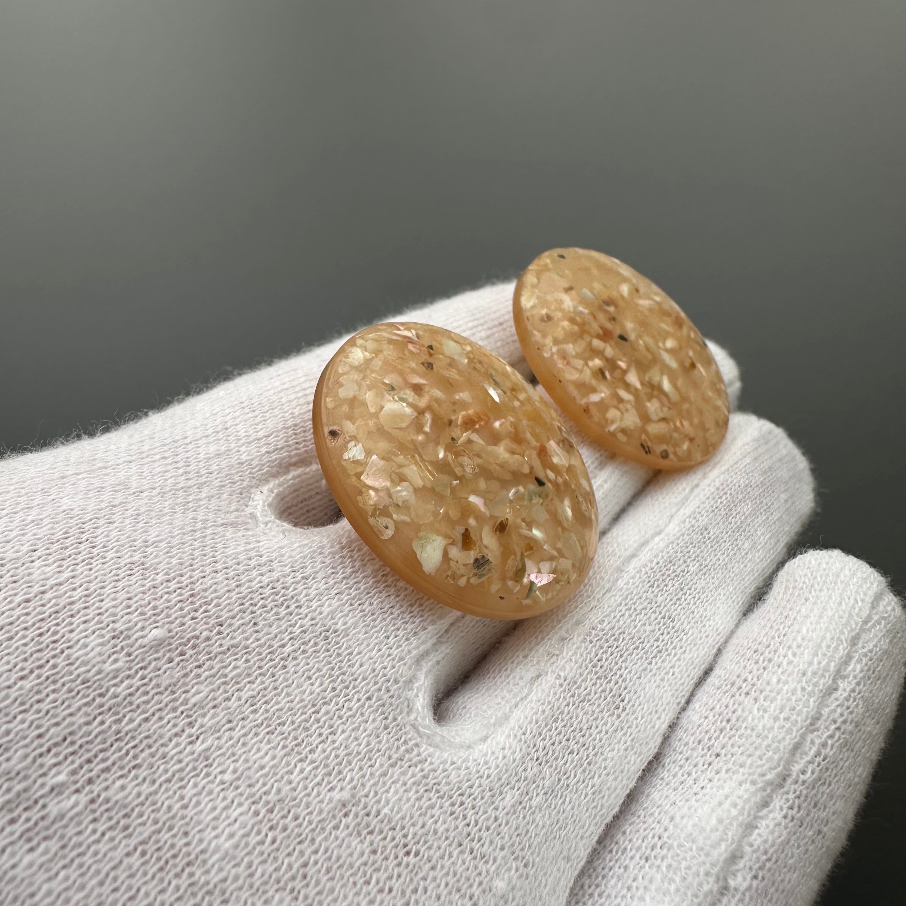 Vintage beige confetti round clip-on earringss