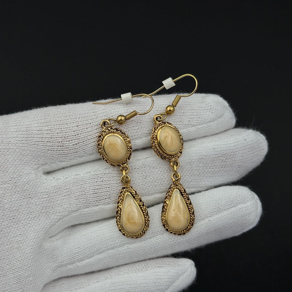 Vintage gold tone and beige swirl enamel dangle drop fishhook earrings