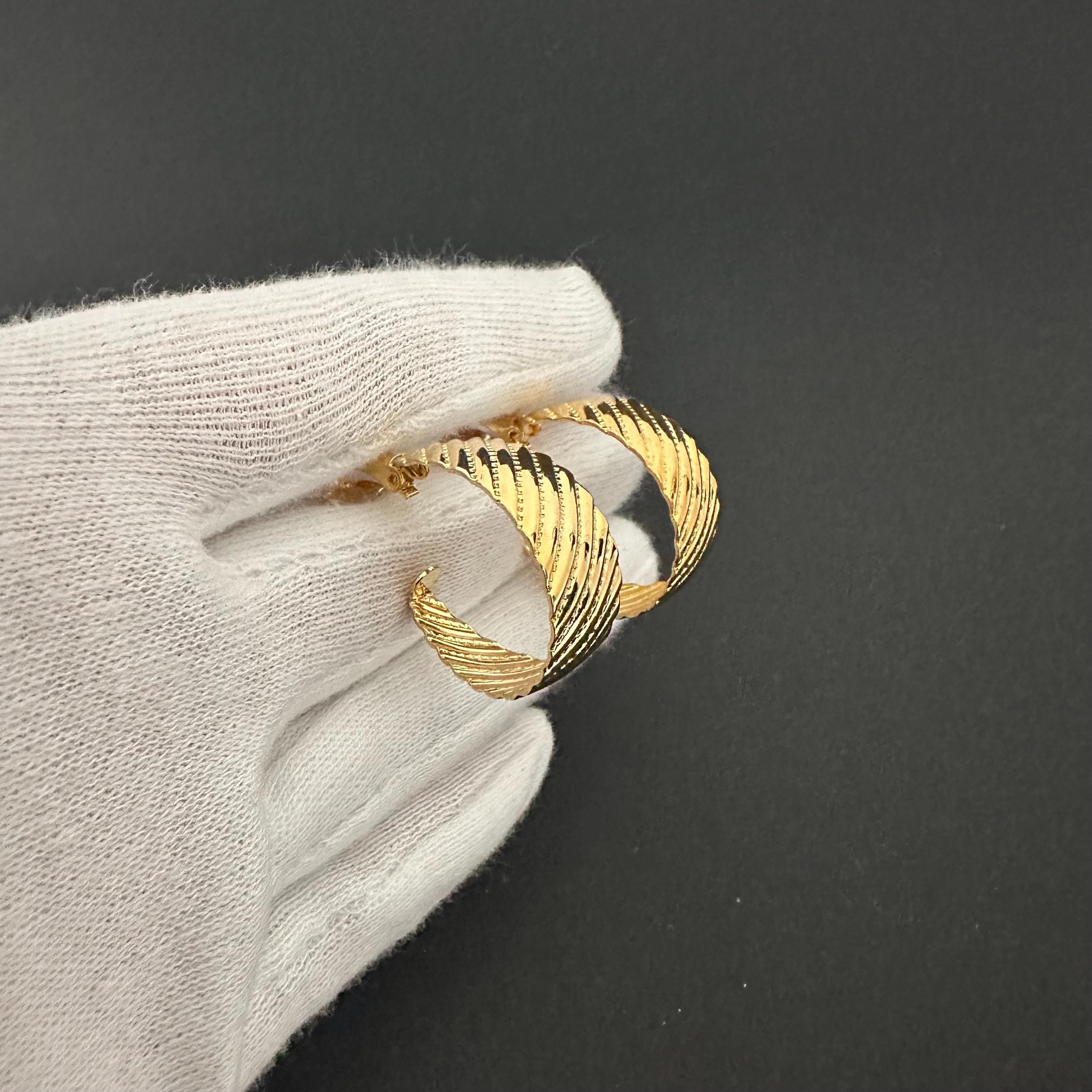 Vintage Y.R. gold-tone textured hoop clip-on earrings