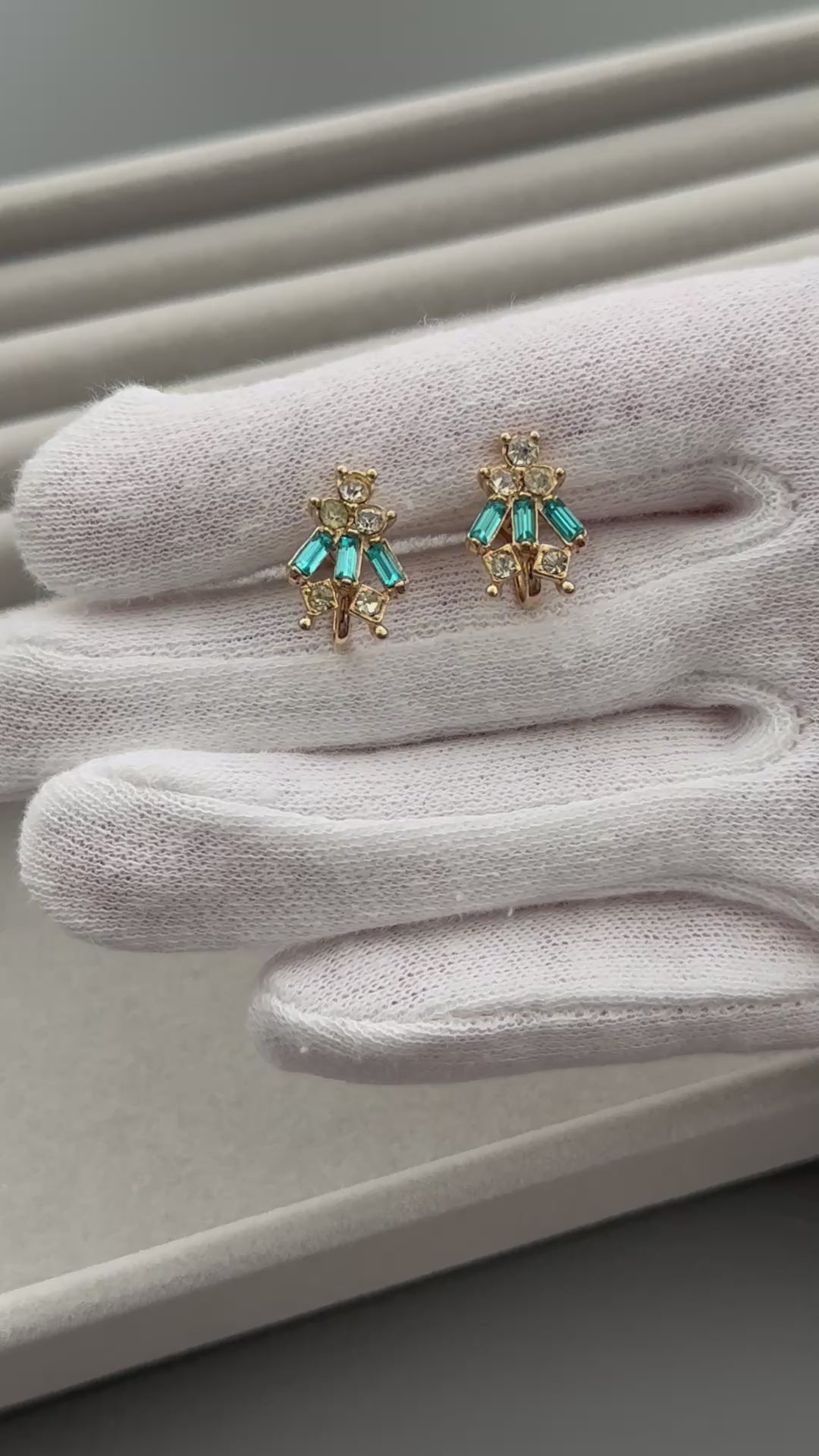 Vintage gold tone and rhinestone jewelry set Teal and clear crystal brooch & screw back earrings