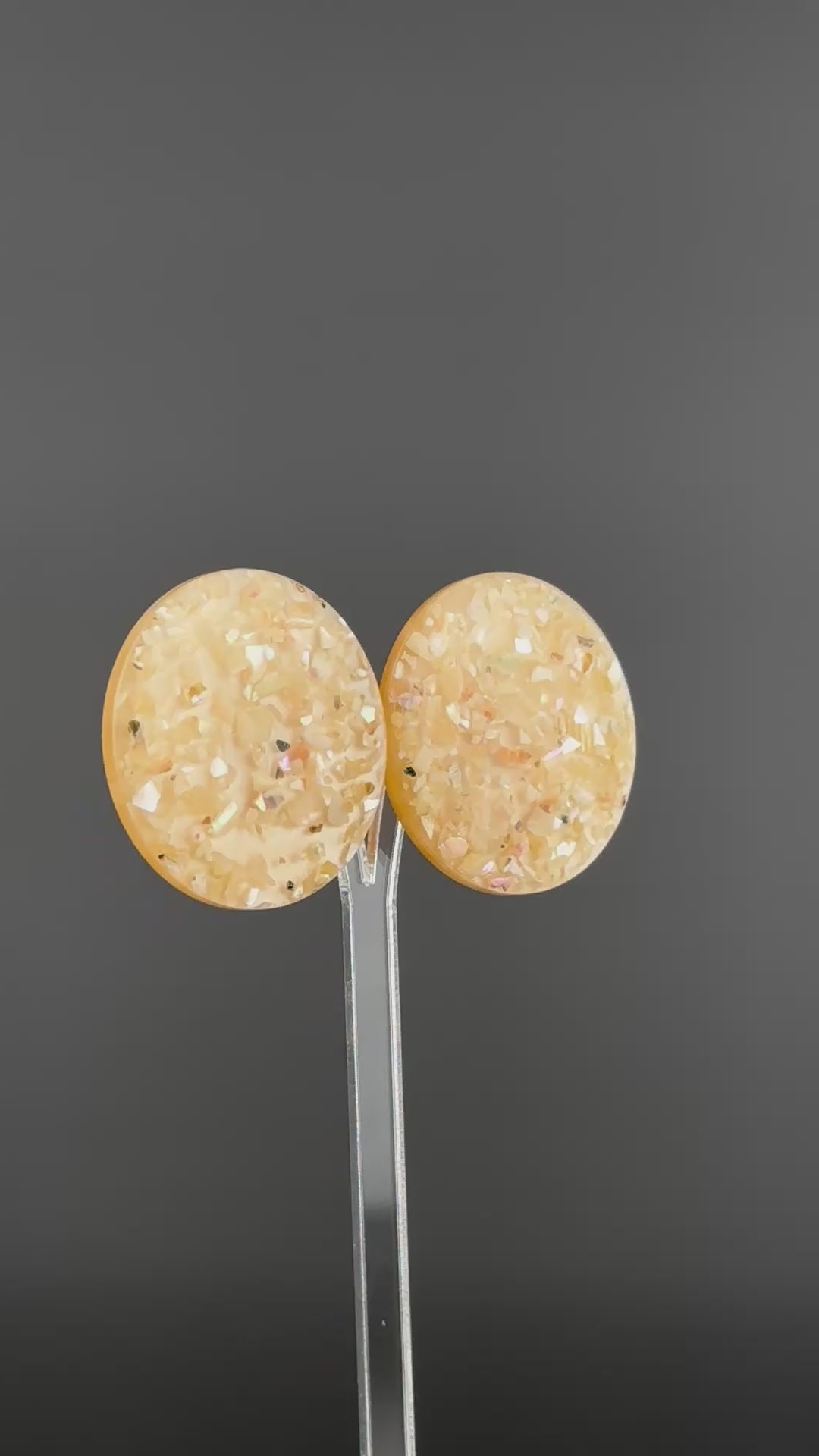 Vintage beige confetti round clip-on earringss